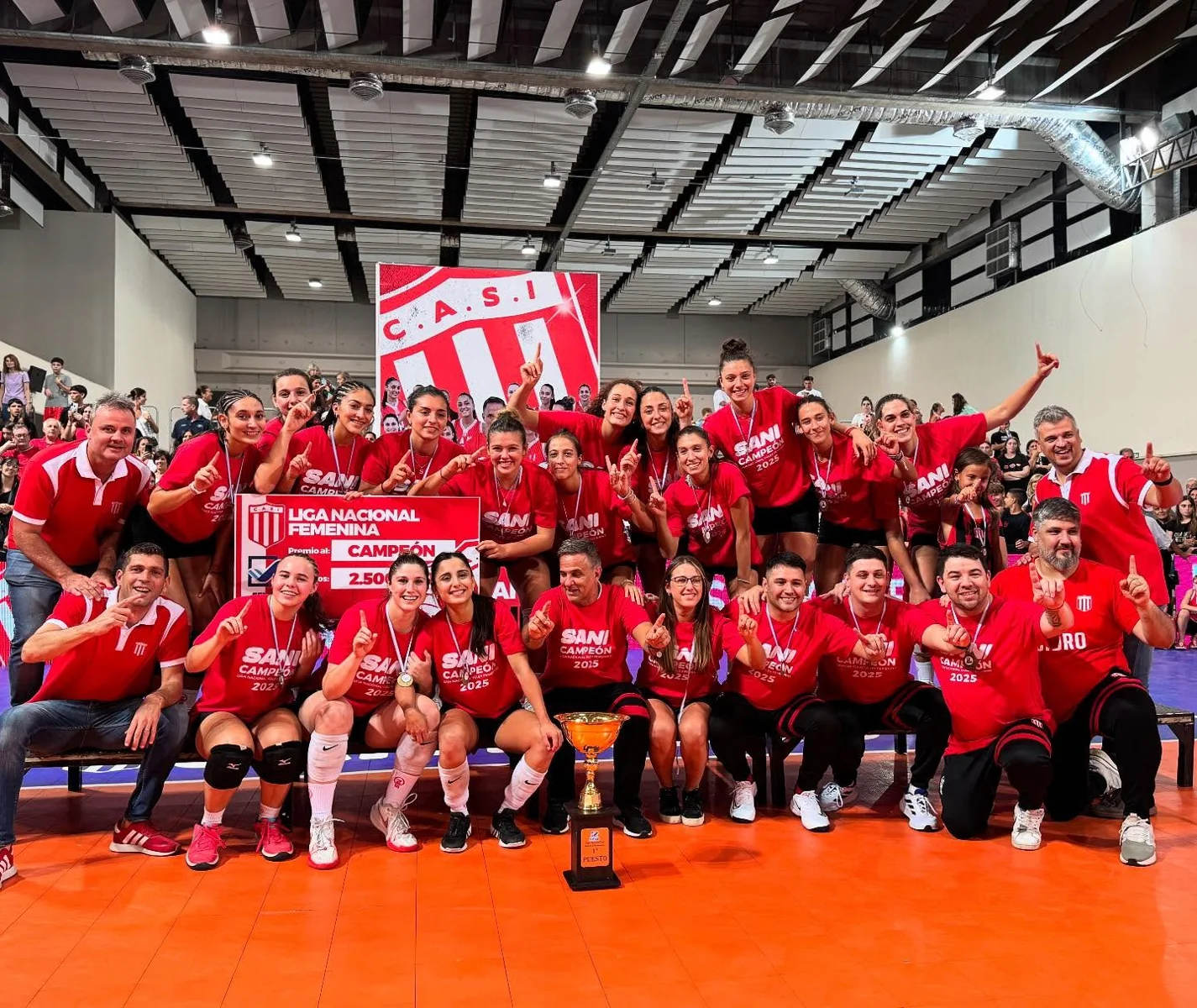 Plantel de vóley femenino de San Isidro celebrando