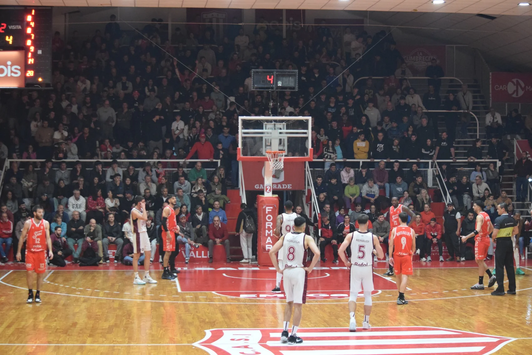 Estadio Antonio Manno durante un partido de básquet