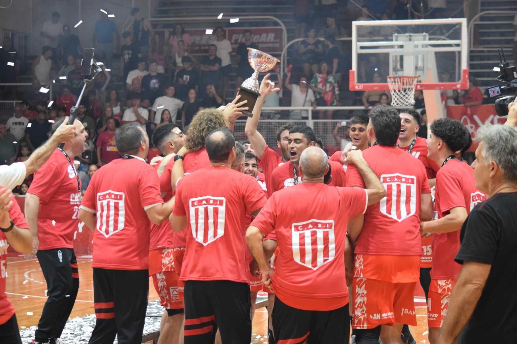 Festejo del básquet de San Isidro